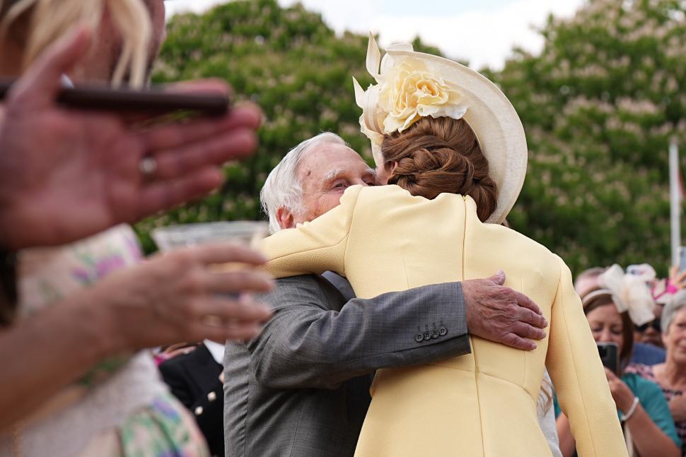 Kate și William, la petrecerea din grădina Palatului Buckingham, după 2 ani de absență. Pălăria prințesei a devenit sursă de zvonuri 974353