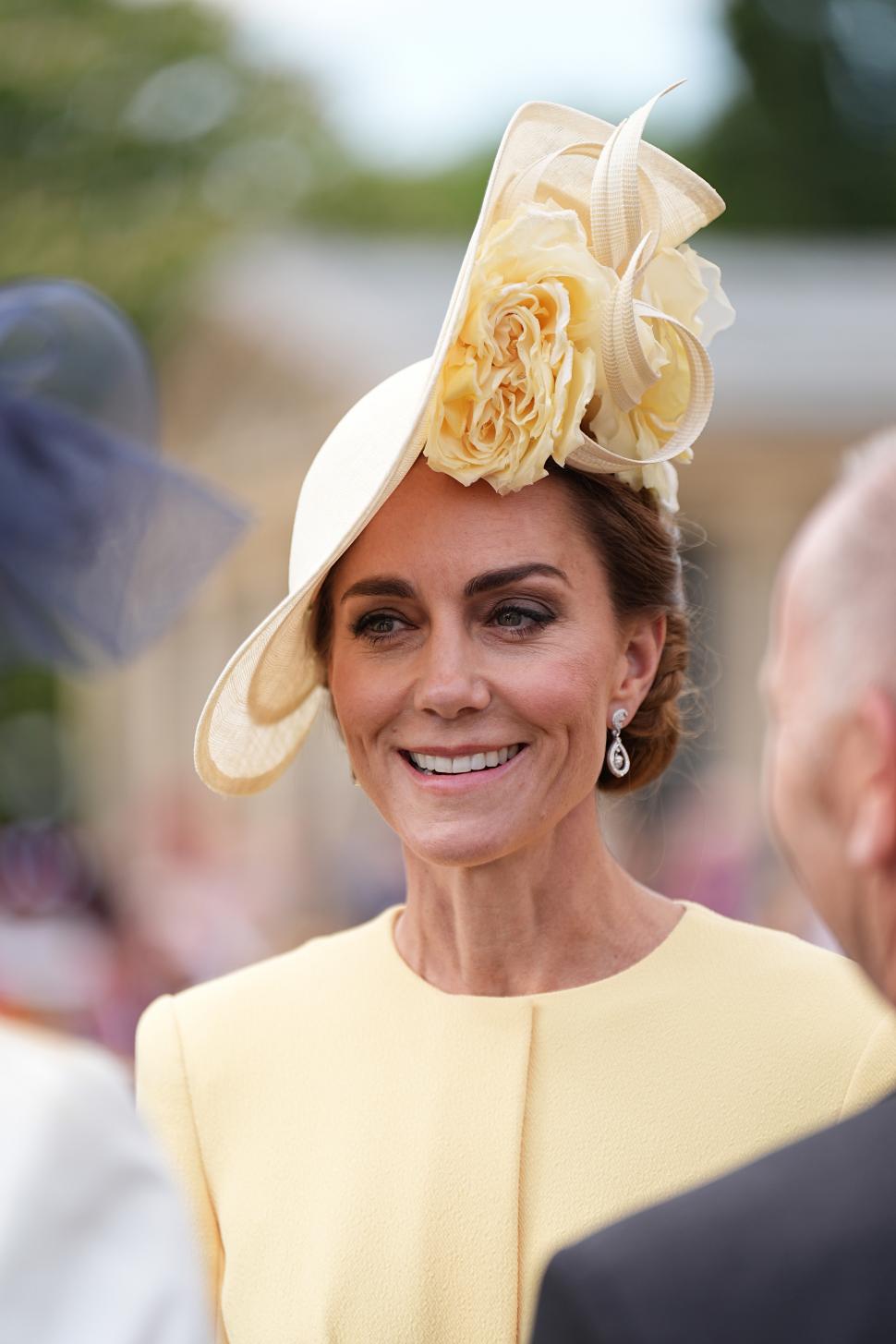 Kate și William, la petrecerea din grădina Palatului Buckingham, după 2 ani de absență. Pălăria prințesei a devenit sursă de zvonuri 974354