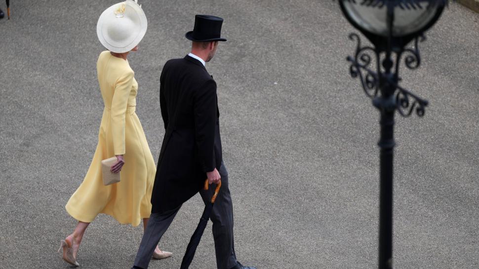 Kate și William, la petrecerea din grădina Palatului Buckingham, după 2 ani de absență. Pălăria prințesei a devenit sursă de zvonuri 974357