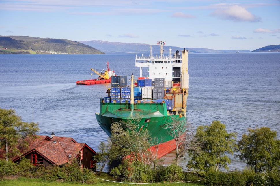 Un bărbat din Norvegia s-a trezit cu un vapor de marfă în curtea casei sale: M-am dus la fereastră și am fost uimit 974773