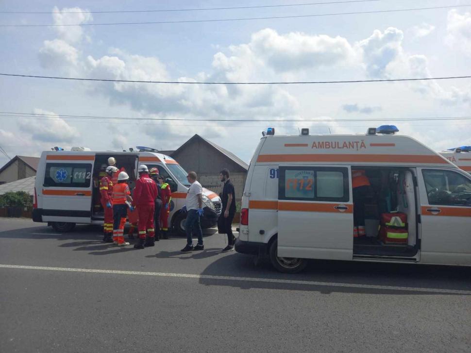 Accident grav în Iaşi, între un autocar cu peste 20 de pasageri şi un TIR. 3 copii se află printre victimele transportate la spital 974973