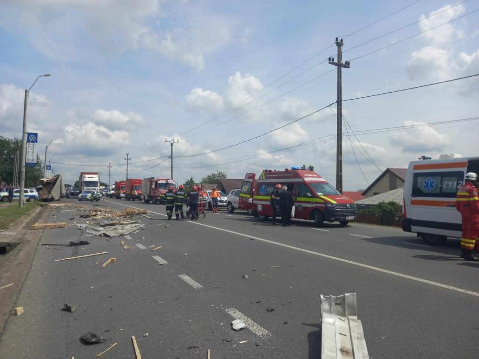 Accident grav în Iaşi, între un autocar cu peste 20 de pasageri şi un TIR. 3 copii se află printre victimele transportate la spital 974974