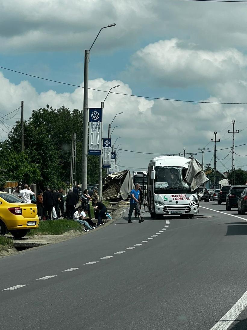 Accident grav în Iaşi, între un autocar cu peste 20 de pasageri şi un TIR. 3 copii se află printre victimele transportate la spital 974976