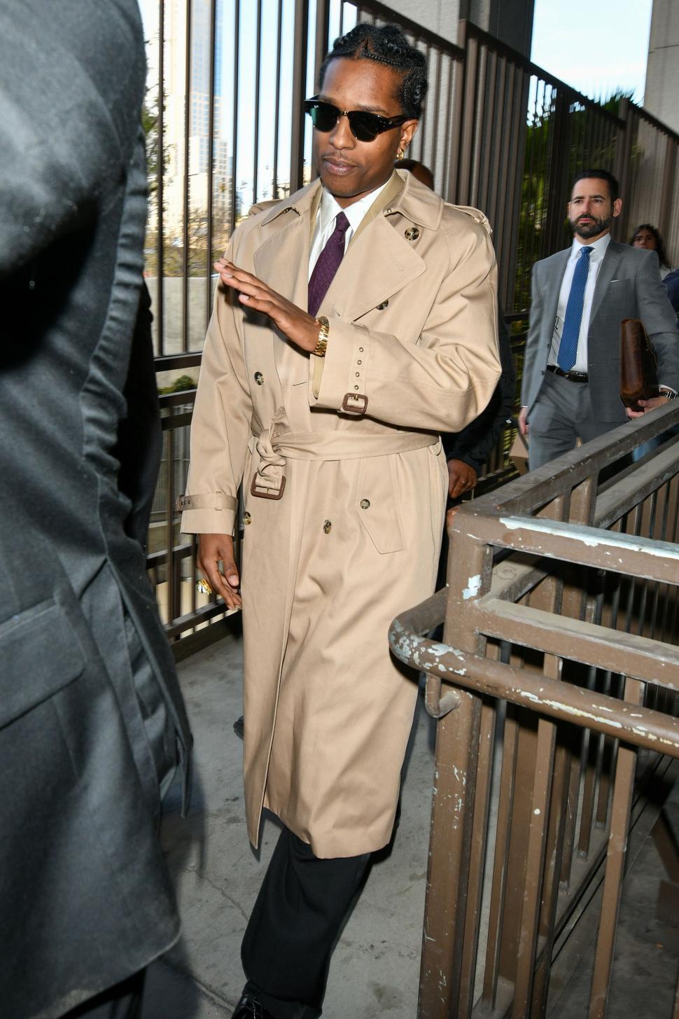 Kim Kardashian s-a dus la tribunal cu bijuterii de 8 milioane $. Istoria controversată a ținutelor vedetelor în sala de judecată 974903