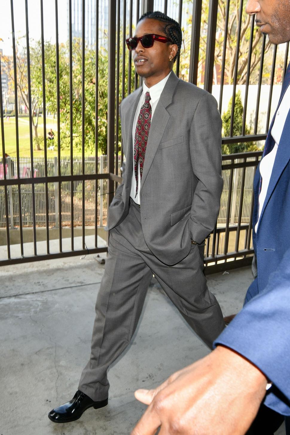 Kim Kardashian s-a dus la tribunal cu bijuterii de 8 milioane $. Istoria controversată a ținutelor vedetelor în sala de judecată 974904