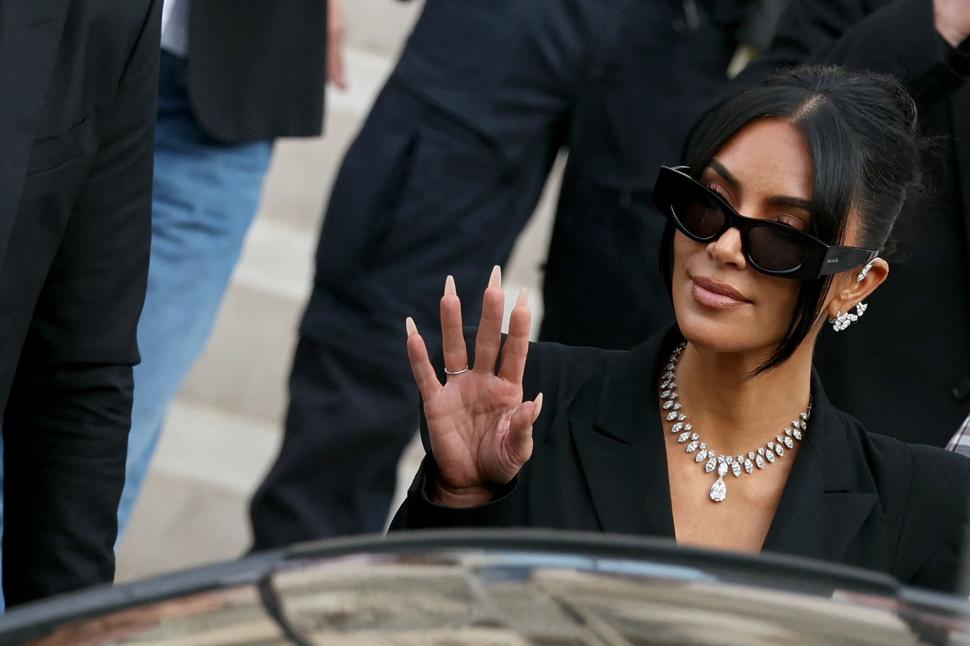 Kim Kardashian s-a dus la tribunal cu bijuterii de 8 milioane $. Istoria controversată a ținutelor vedetelor în sala de judecată 974909