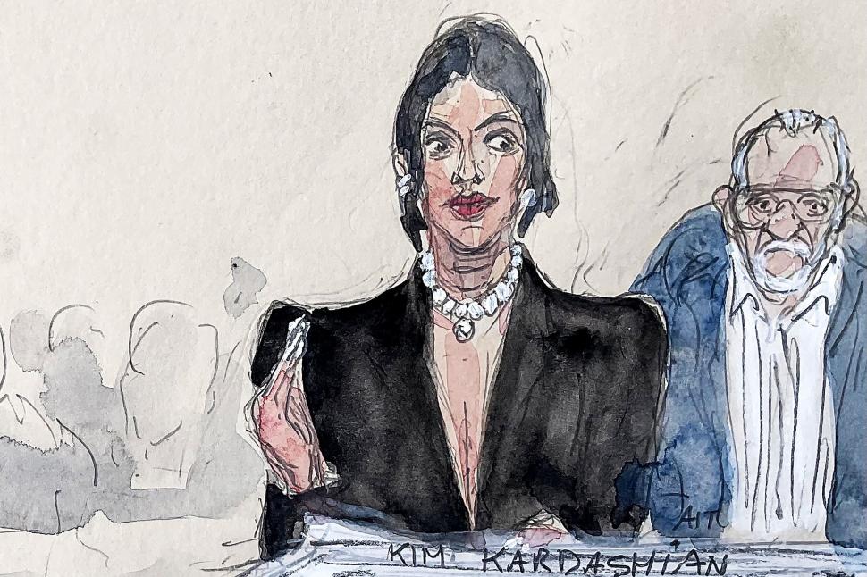 Kim Kardashian s-a dus la tribunal cu bijuterii de 8 milioane $. Istoria controversată a ținutelor vedetelor în sala de judecată 974910