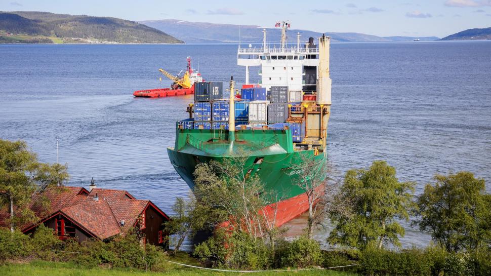 S-a stabilit cine este vinovat în cazul vaporului care a eşuat în curtea unei case: Ofiţerul de serviciu a adormit la cârmă 975139