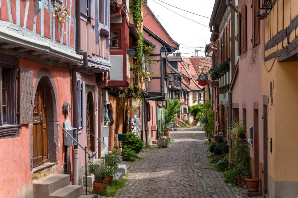 Un sat medieval francez construit în urmă cu 800 de ani, în trei cercuri perfecte, îi uimește pe cercetători 974987