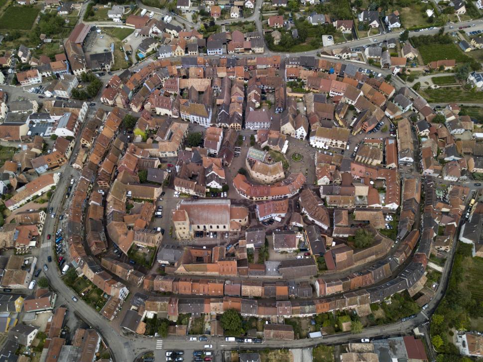 Un sat medieval francez construit în urmă cu 800 de ani, în trei cercuri perfecte, îi uimește pe cercetători 974988