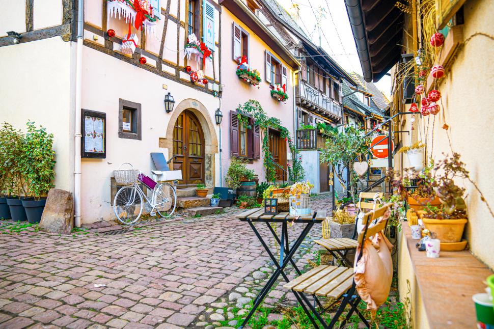 Un sat medieval francez construit în urmă cu 800 de ani, în trei cercuri perfecte, îi uimește pe cercetători 974991