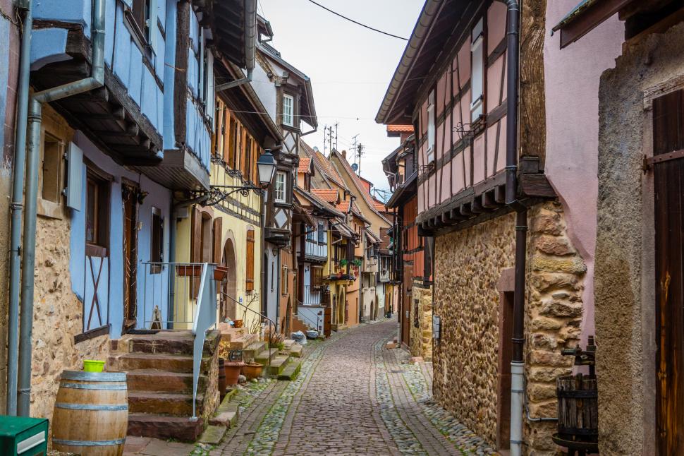 Un sat medieval francez construit în urmă cu 800 de ani, în trei cercuri perfecte, îi uimește pe cercetători 974992