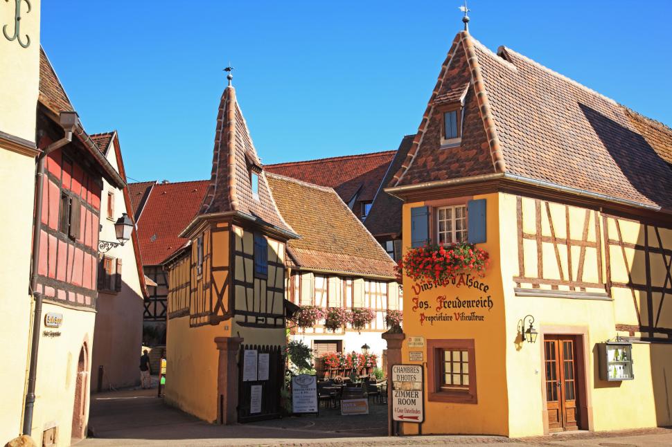 Un sat medieval francez construit în urmă cu 800 de ani, în trei cercuri perfecte, îi uimește pe cercetători 974993