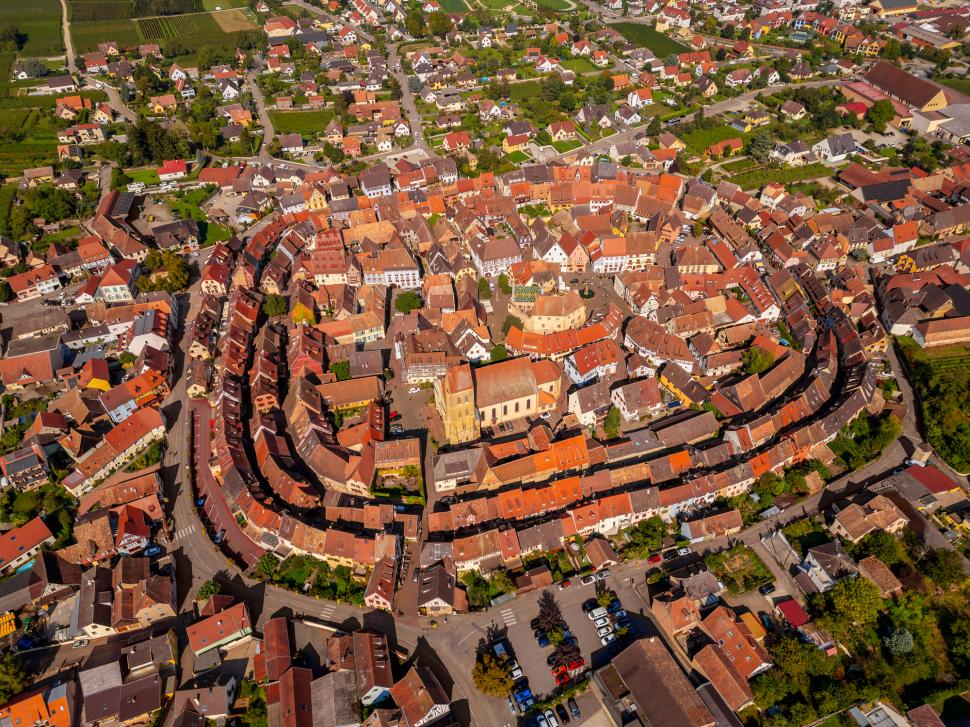 Un sat medieval francez construit în urmă cu 800 de ani, în trei cercuri perfecte, îi uimește pe cercetători 974994