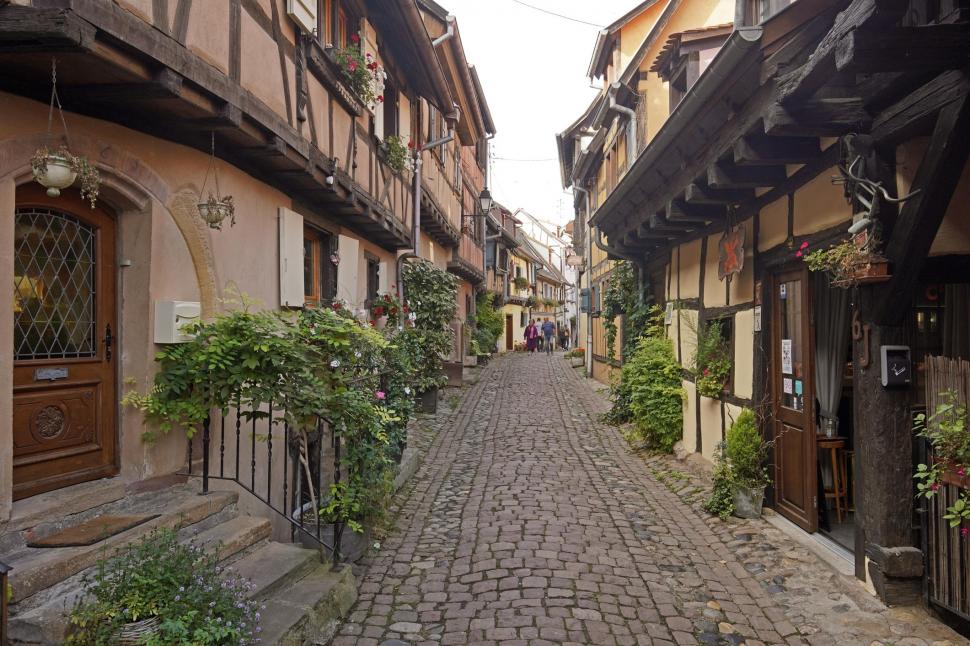 Un sat medieval francez construit în urmă cu 800 de ani, în trei cercuri perfecte, îi uimește pe cercetători 974995