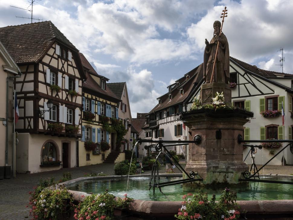 Un sat medieval francez construit în urmă cu 800 de ani, în trei cercuri perfecte, îi uimește pe cercetători 974996