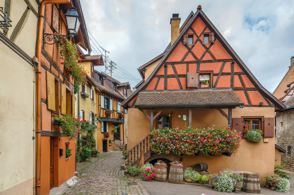 Un sat medieval francez construit în urmă cu 800 de ani, în trei cercuri perfecte, îi uimește pe cercetători 974997