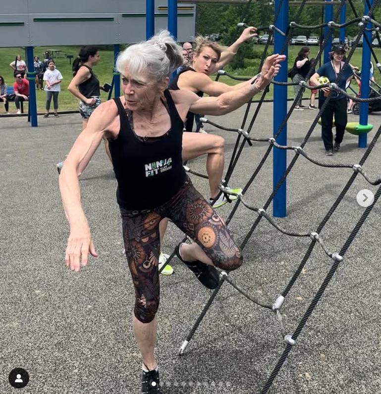 De la zero tracțiuni la „ninja warrior”: cum și-a construit o bunicuță mușchii, curajul și viața 973103