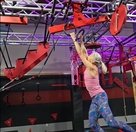 De la zero tracțiuni la „ninja warrior”: cum și-a construit o bunicuță mușchii, curajul și viața 973105