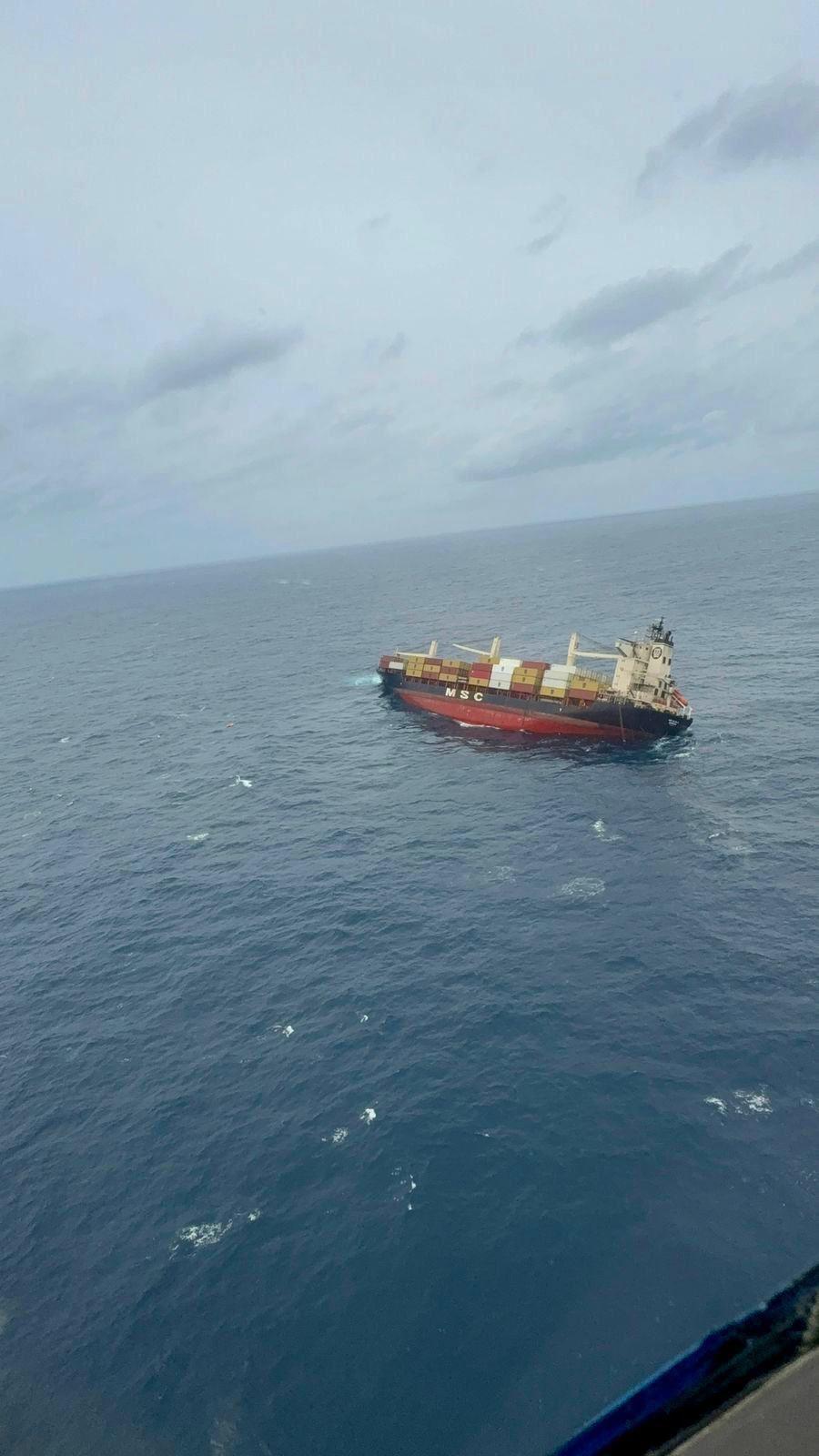 Alertă după ce un vapor de marfă încărcat cu substanțe periculoase s-a răsturnat în mare. Containerele plutesc în derivă spre țărm 975352