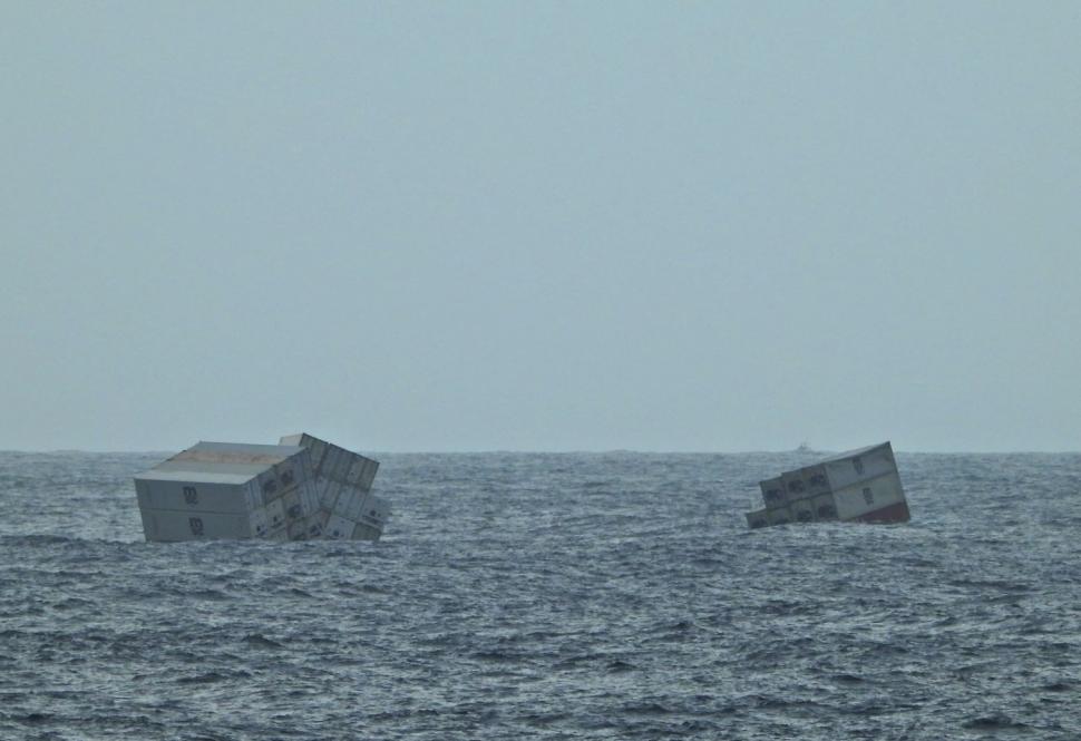 Alertă după ce un vapor de marfă încărcat cu substanțe periculoase s-a răsturnat în mare. Containerele plutesc în derivă spre țărm 975354