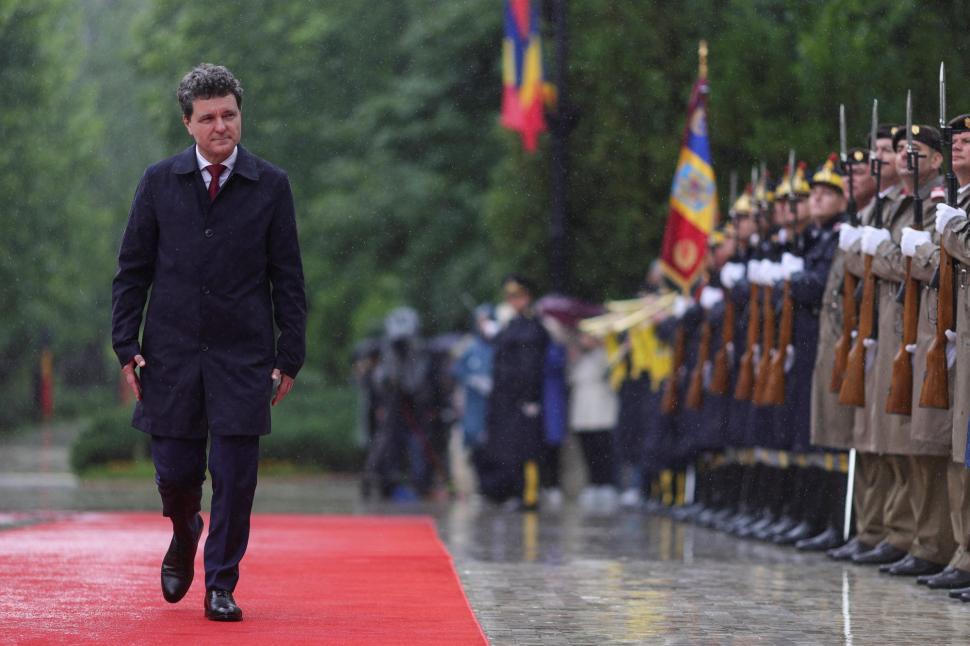 nicusor dan si garda de onoare