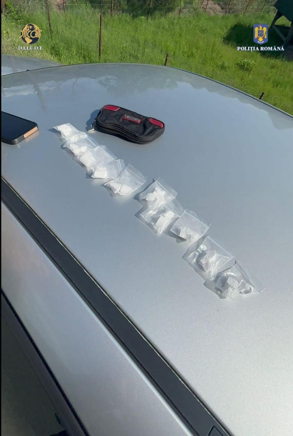 O bătrână de 82 de ani din Miercurea Ciuc, cercetată după ce a vândut cocaină. Ce au descoperit poliţiştii în locuinţa ei 975544