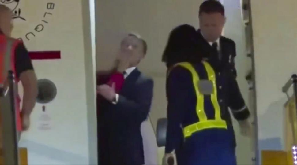 Un video viral în care pare că Brigitte îl lovește pe Emmanuel Macron este explicat de Palatul Elysee: ”Un moment de apropiere” 975406