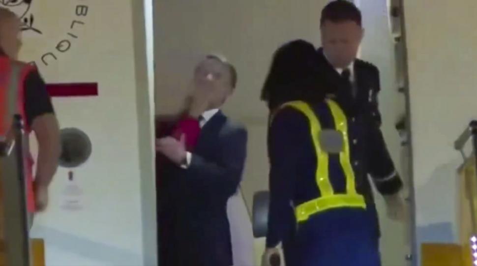 Un video viral în care pare că Brigitte îl lovește pe Emmanuel Macron este explicat de Palatul Elysee: ”Un moment de apropiere” 975407