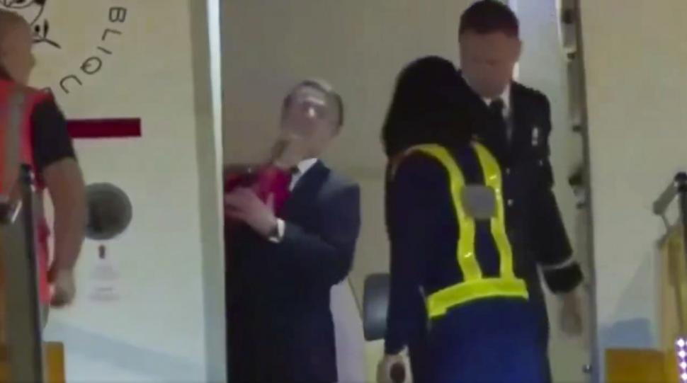 Un video viral în care pare că Brigitte îl lovește pe Emmanuel Macron este explicat de Palatul Elysee: ”Un moment de apropiere” 975408