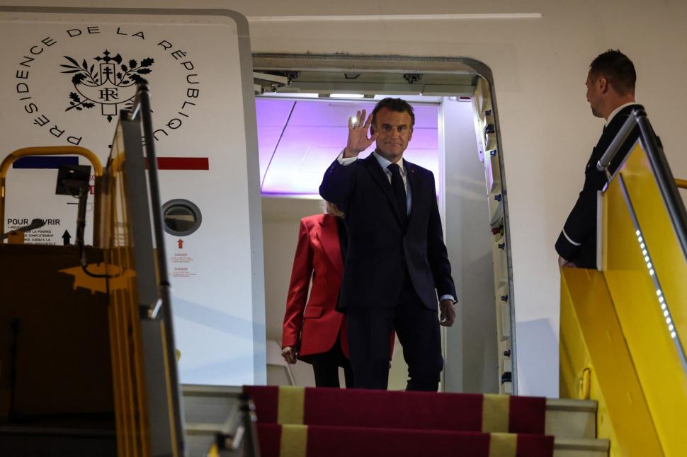 Un video viral în care pare că Brigitte îl lovește pe Emmanuel Macron este explicat de Palatul Elysee: ”Un moment de apropiere” 975414