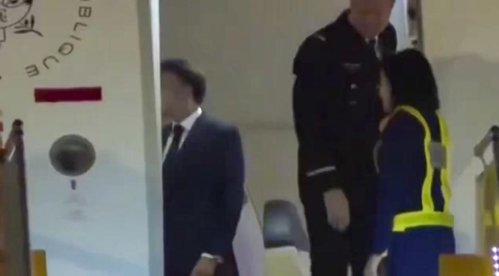 Un video viral în care pare că Brigitte îl lovește pe Emmanuel Macron este explicat de Palatul Elysee: ”Un moment de apropiere” 975416