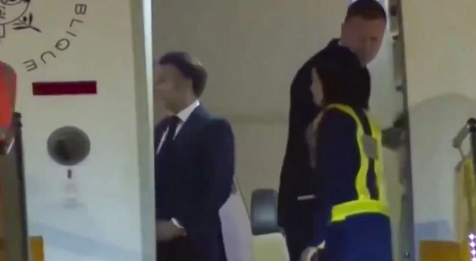 Un video viral în care pare că Brigitte îl lovește pe Emmanuel Macron este explicat de Palatul Elysee: ”Un moment de apropiere” 975417