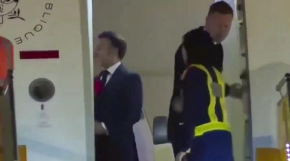 Un video viral în care pare că Brigitte îl lovește pe Emmanuel Macron este explicat de Palatul Elysee: ”Un moment de apropiere” 975418