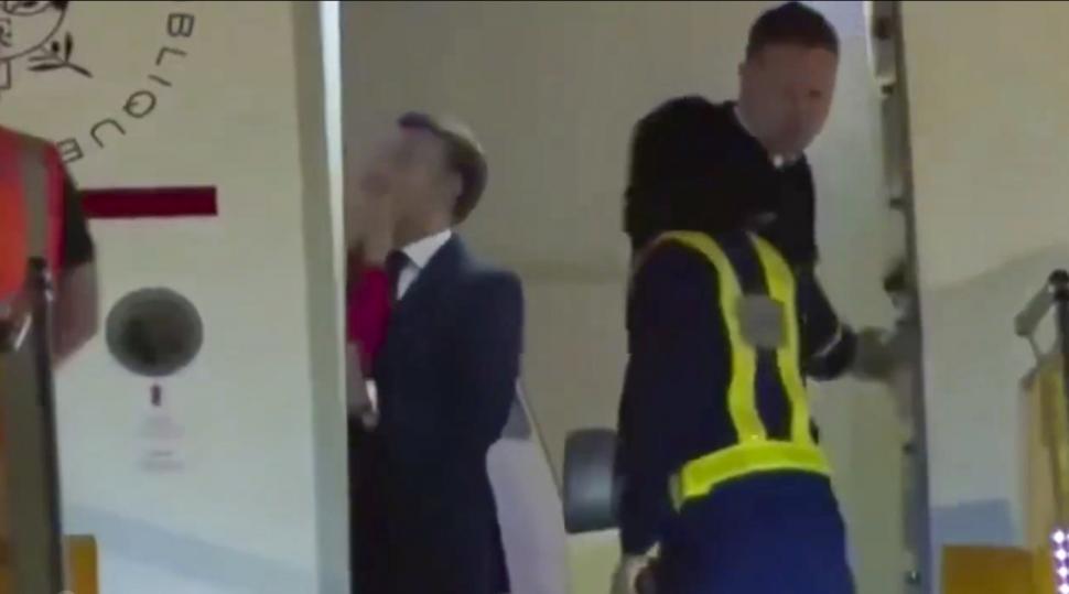 Un video viral în care pare că Brigitte îl lovește pe Emmanuel Macron este explicat de Palatul Elysee: ”Un moment de apropiere” 975419