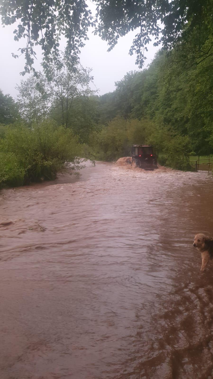 Cod roșu de inundații în trei județe. Un podeț s-a surpat. Au fost emise mesaje RO-Alert, zeci de oameni au fost evacuați 975588
