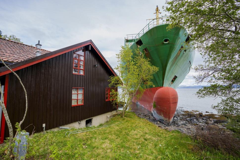 Vaporul care a eșuat în curtea unui norvegian a fost repus pe apă. Proprietarul casei: „Mi-a părut bine să-l cunosc”  975806