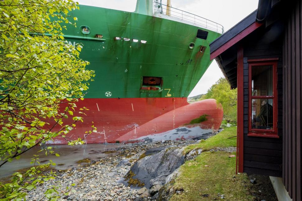 Vaporul care a eșuat în curtea unui norvegian a fost repus pe apă. Proprietarul casei: „Mi-a părut bine să-l cunosc”  975807