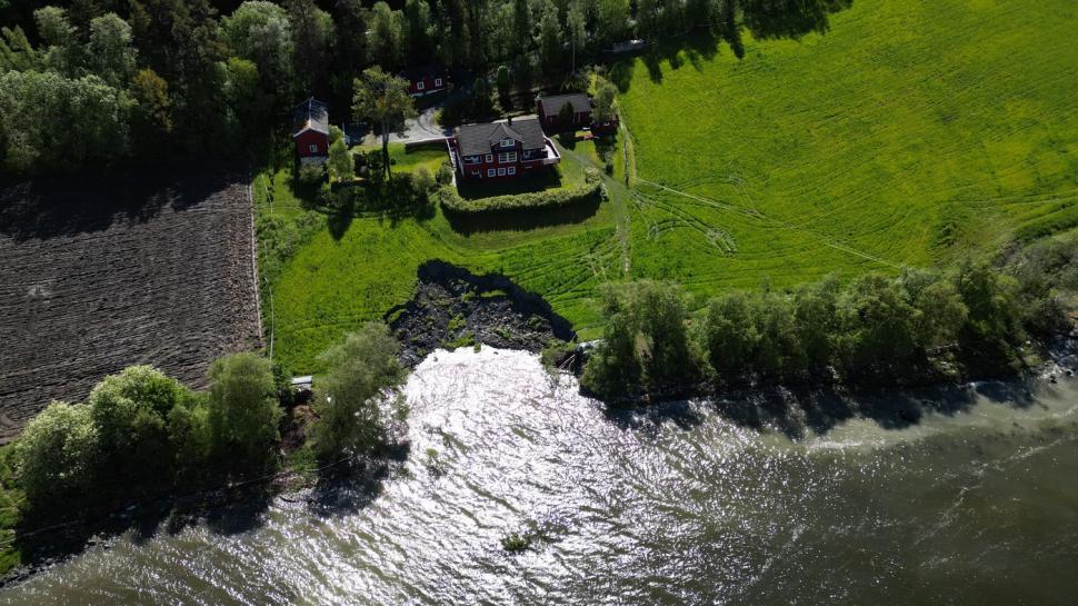 Vaporul care a eșuat în curtea unui norvegian a fost repus pe apă. Proprietarul casei: „Mi-a părut bine să-l cunosc”  975808