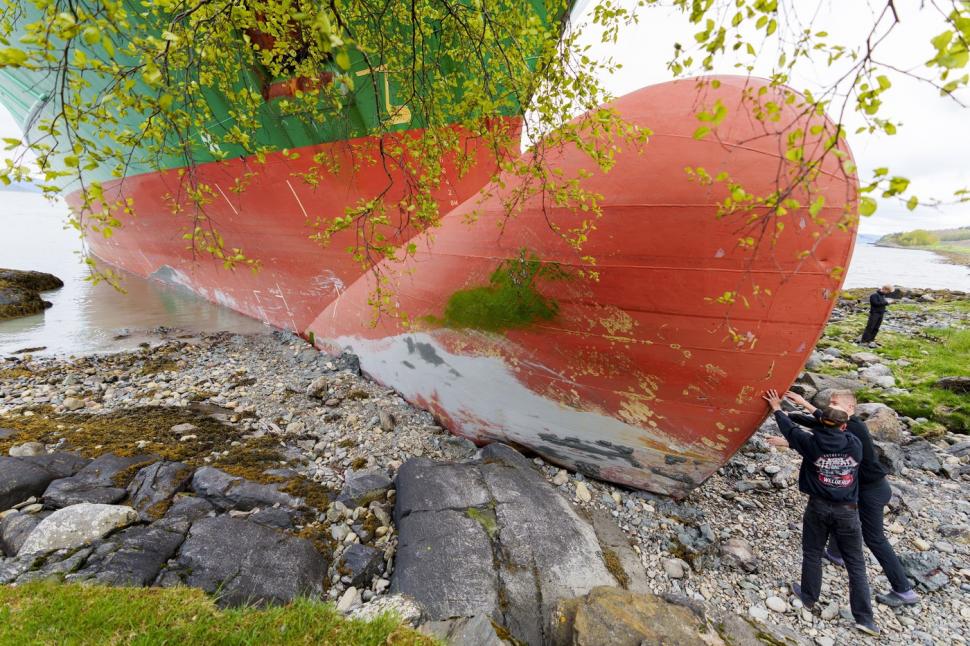 Vaporul care a eșuat în curtea unui norvegian a fost repus pe apă. Proprietarul casei: „Mi-a părut bine să-l cunosc”  975809