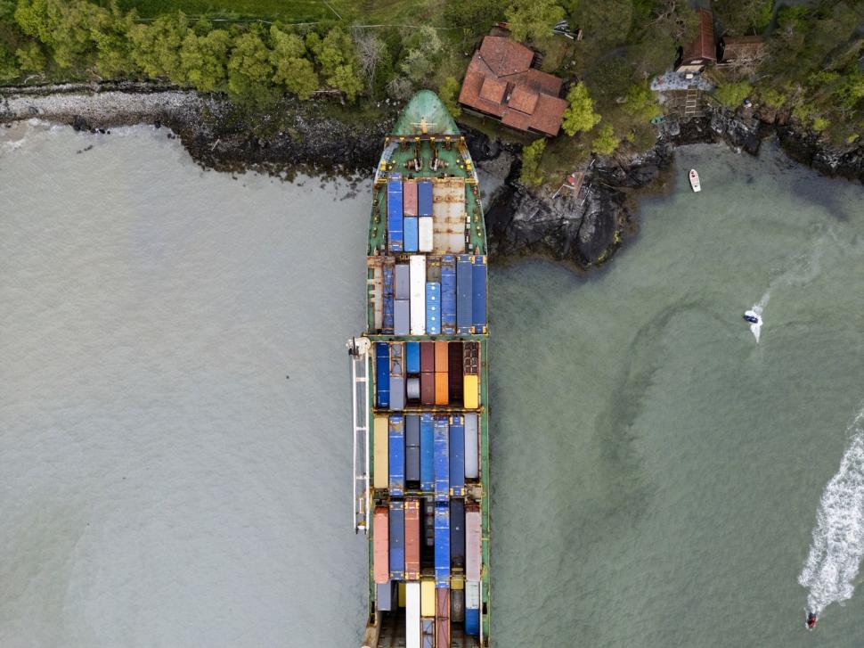 Vaporul care a eșuat în curtea unui norvegian a fost repus pe apă. Proprietarul casei: „Mi-a părut bine să-l cunosc”  975810