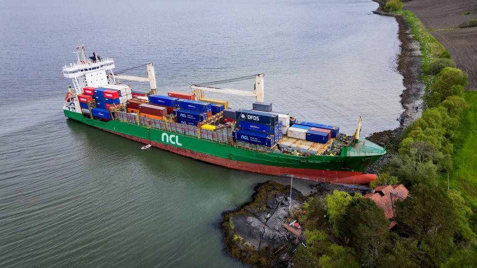 Vaporul care a eșuat în curtea unui norvegian a fost repus pe apă. Proprietarul casei: „Mi-a părut bine să-l cunosc”  975820