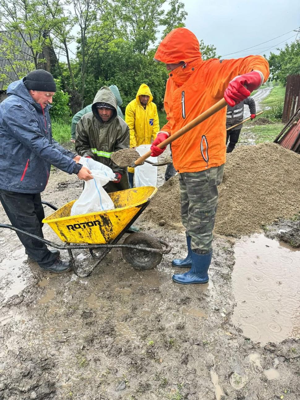 Alertă în Moldova: case inundate, drumuri transformate în lacuri, poduri rupte de puhoaie. Oamenii sunt avertizați să fie gata să plece 975918