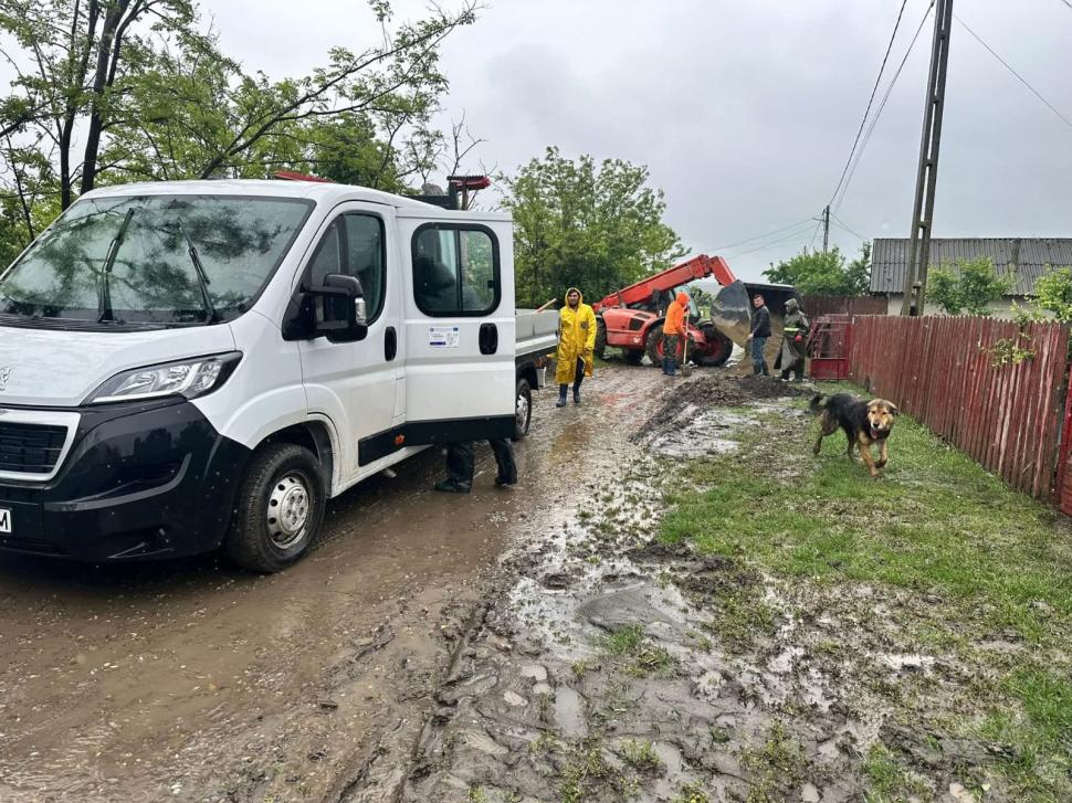 Alertă în Moldova: case inundate, drumuri transformate în lacuri, poduri rupte de puhoaie. Oamenii sunt avertizați să fie gata să plece 975919