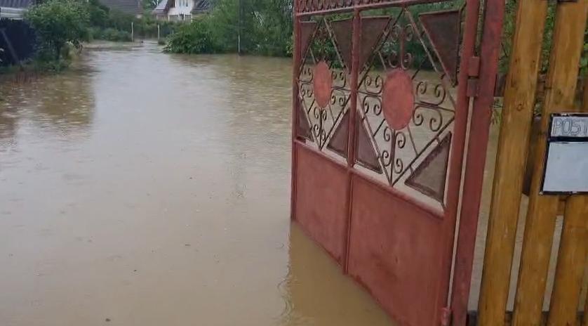 Alertă în Moldova: case inundate, drumuri transformate în lacuri, poduri rupte de puhoaie. Oamenii sunt avertizați să fie gata să plece 975921