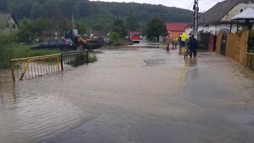 Alertă în Moldova: case inundate, drumuri transformate în lacuri, poduri rupte de puhoaie. Oamenii sunt avertizați să fie gata să plece 975922