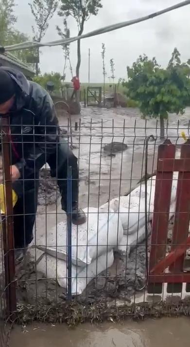 Alertă în Moldova: case inundate, drumuri transformate în lacuri, poduri rupte de puhoaie. Oamenii sunt avertizați să fie gata să plece 975923