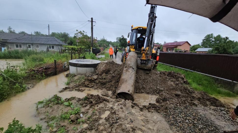 Cele mai impresionante imagini de la intervenția pompierilor pentru salvarea oamenilor și animalelor din calea apelor 976003