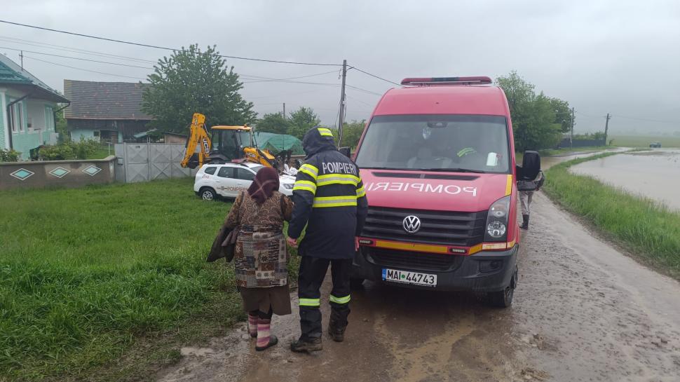 Cele mai impresionante imagini de la intervenția pompierilor pentru salvarea oamenilor și animalelor din calea apelor 976005