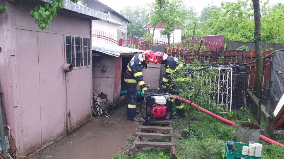 Cele mai impresionante imagini de la intervenția pompierilor pentru salvarea oamenilor și animalelor din calea apelor 976006